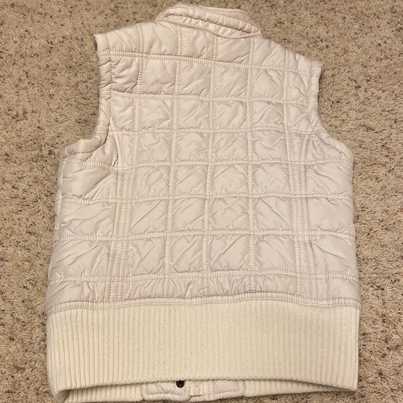 American Eagle Puffer Vest - Picture 3 of 3